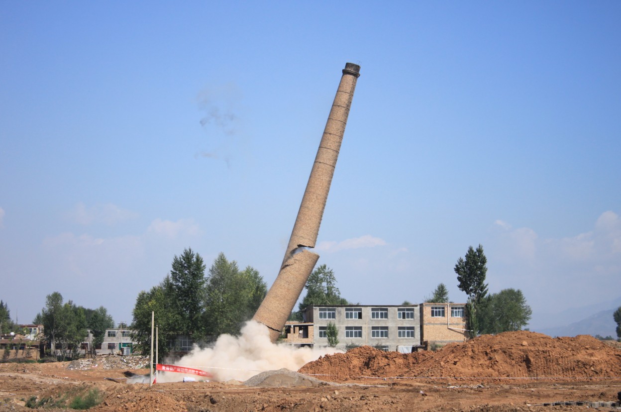 青海物產爆破技術服務有限公司北川工業園區49米煙囪拆除爆破圓滿成功